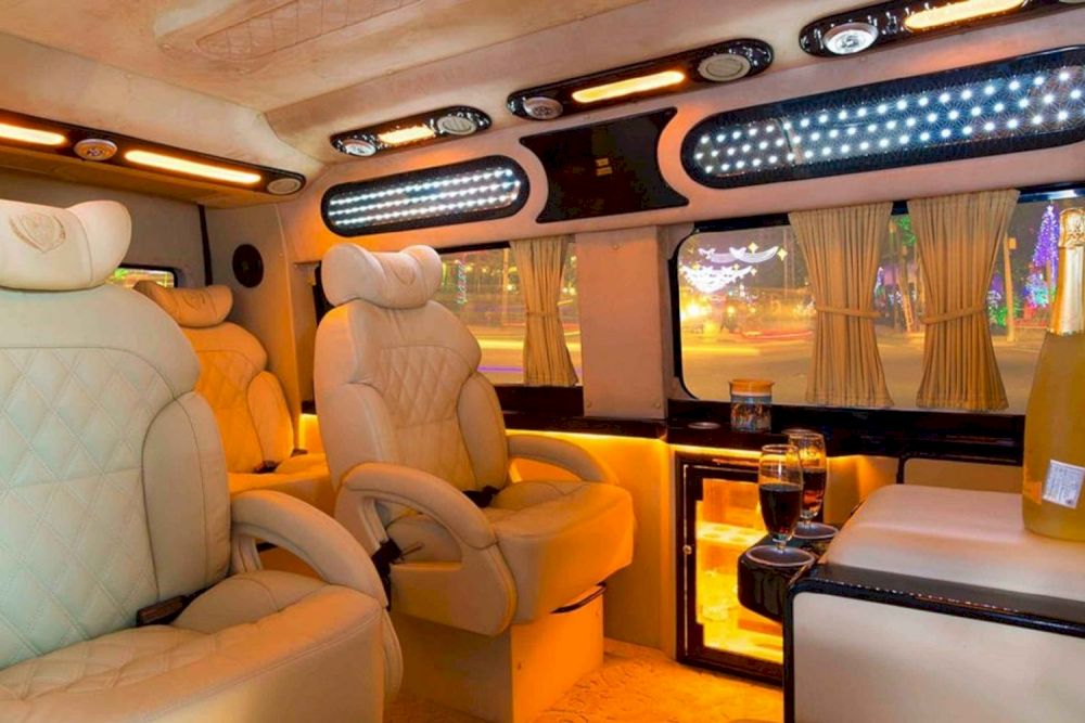 If you're looking for a smooth, comfortable, and premium experience while traveling from Ho Chi Minh City to the Mekong Delta, the limousine service is an excellent choice (Source: Internet)